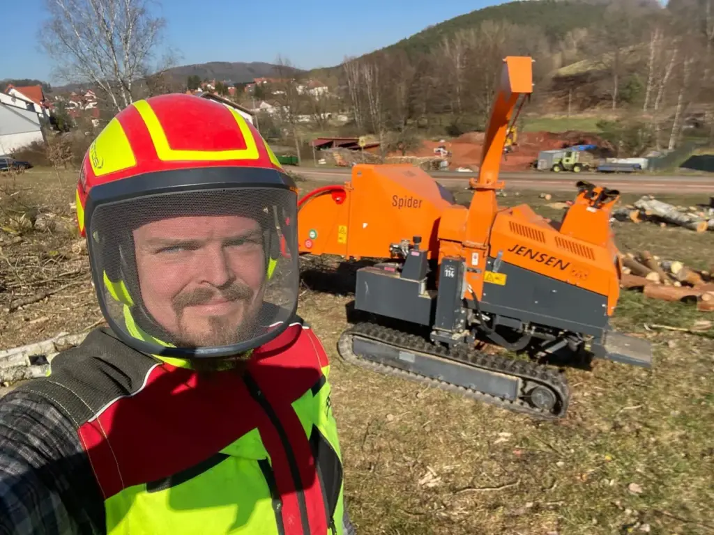 Heinrich Kath mit Raupenhäcksler beim Fälleinsatz