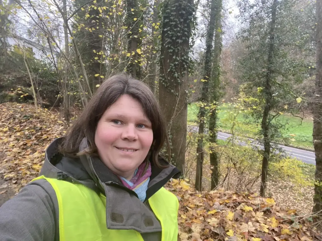 Sabrina Kath bei der Baumkontrolle im Baumbestand