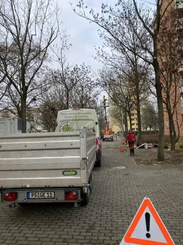 Einsatzstelle im Wohngebiet mit Fahrzeugen der Grüneffekt GmbH