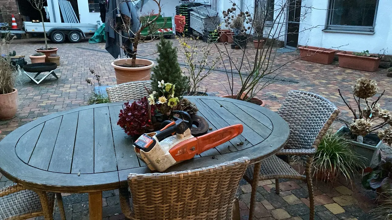 Motorsäge bereit zum Einsatz bei der Gartenpflege im Innenhof