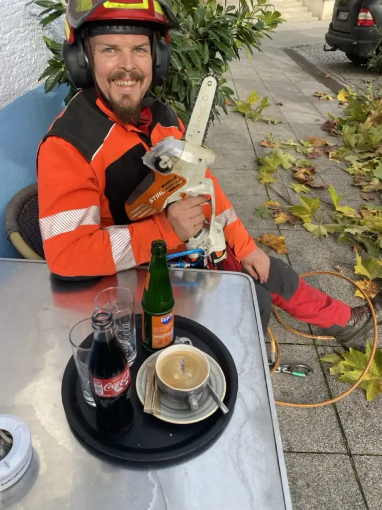 Kaffeepause mit Akkusäge – Humor gehört bei Grüneffekt dazu