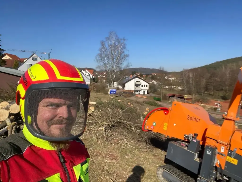 Heinrich Kath mit Raupenhäcksler beim Einsatz am Ortsrand