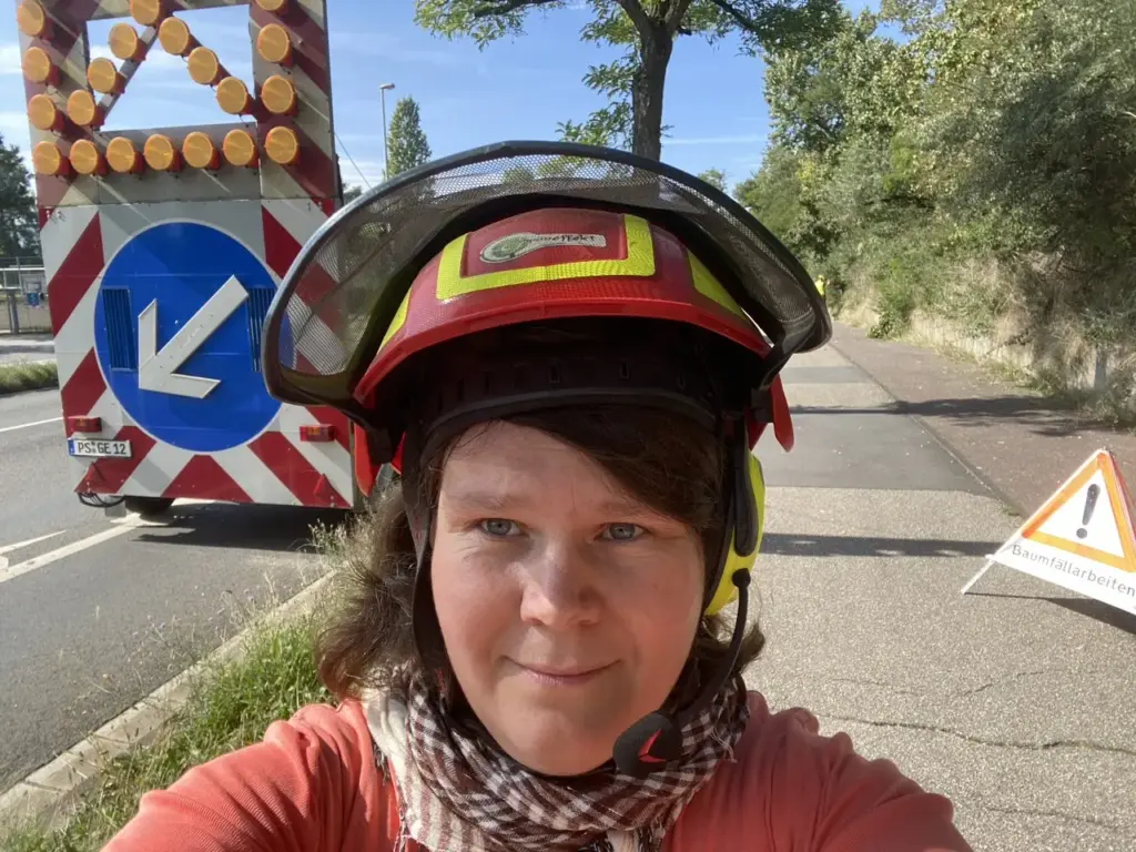 Sabrina Kath vor dem Verkehrssicherungsanhänger an der Einsatzstelle