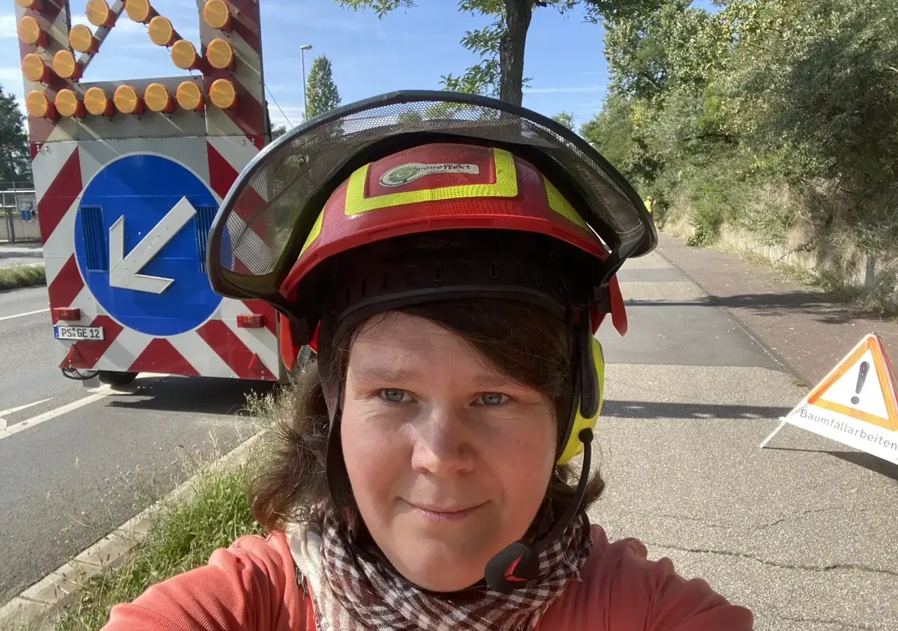 Sabrina Kath vor dem Verkehrssicherungsanhänger an der Einsatzstelle