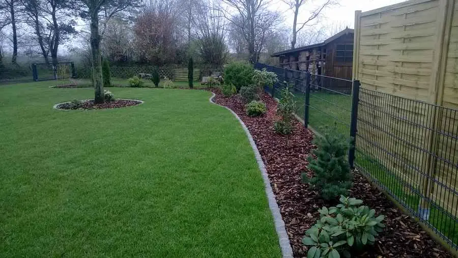 Garten mit Doppelstabmatten-Zaun